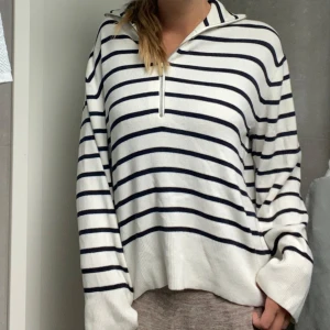 Stickad tröja - Randig stickad tröja med dragkedja❤️ tröjan är aldrig använd så i nyskick❤️