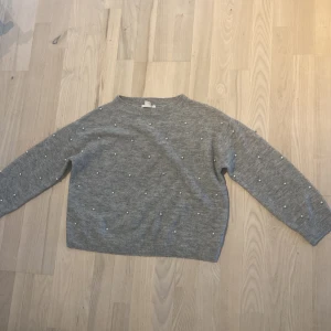 Grå stickat tröja med pärlor  - En grå stickad Tröja i str S, inte använd så mycket är för lite 