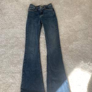 Hej säljer dessa jätte fina jeans. Använd ett par gånger med säljer den då det har blivit lite för korta för mig. Tror jag köpte de för 500kr på Gina i butik. Men pris kan diskuteras🫶🏼