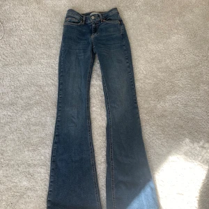 Bootcut jeans - Hej säljer dessa jätte fina jeans. Använd ett par gånger med säljer den då det har blivit lite för korta för mig. Tror jag köpte de för 500kr på Gina i butik. Men pris kan diskuteras🫶🏼