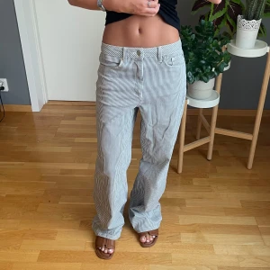 Randiga jeans - Randiga jeans från NAKD storlek 36, jag är 165 😇