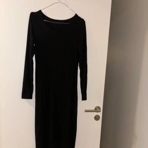 Lång klänning  - En svart långärmad lång klänning i väldigt fint skick, endast använd ett fåtal gånger 💕 Storlek: M 