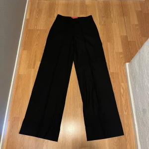 Kostymbyxor  - Svarta kostymbyxor från märket JJXX, väldigt långa i benen. Högmidjade. W: M/ L:34. ”Relaxed high waist”