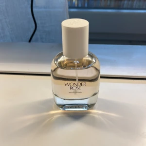 Parfym från zara - Doftar jättegott och har 30 ml, har använt den lite men inte alls mycket. 