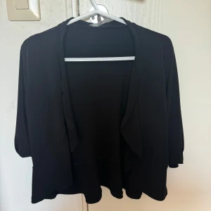 Kofta - snygg svart kofta som kan vara ett sött överdrag upp till en topp eller ett linne  !!perfekt för hösten!!!