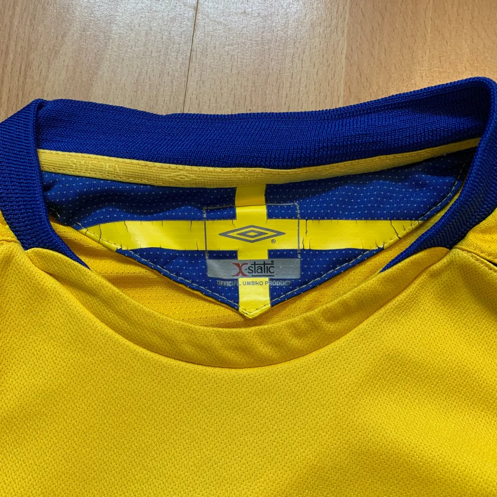 Sverige 2005/06 hemmatröja med Ekgrund på ryggen. Den är bra skick och är en mycket värdefull retro tröja. Det finns lite problem då (som ni ser på bilderna) har trycket i några ställen börjat att lossna men det syns ändå. Pris kan diskuteras.. Skjortor.