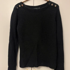 Stickad tröja  - Marinblå stickad tröja från Åhléns i storlek S med knappar på axlarna. Superfin nu till hösten pris kan diskuteras! 💙