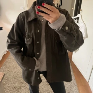 Grön jacka - Grön jacka. Storlek xs men väldigt oversized, skulle säga att den sitter som en s-M. Skriv för bild på😁