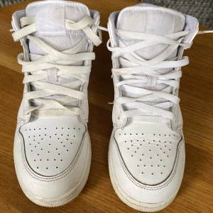 Air Jordan 1 Mid Vit/Vit  - Sparsamt använda Air Jordan 1 Mid 1/1 storlek 39