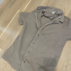 Linne kjorta  - Helt ny linne skjorta. Aldrig använd. Säljer på grund av att den krympte i tvätten. Den är egntligen storlek 36/38, men har blivit till en 34/36 = XS