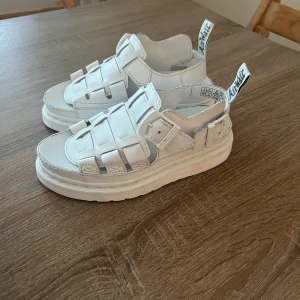 Oanvända Dr Martenssandaler! - Vita Dr Martenssandaler som aldrig använts!