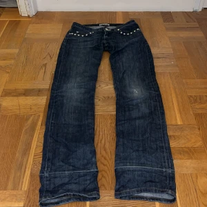 Lågmidjade acne jeans - Lågmidjade acne jeans, straight/bootcut💕som man ser på första bilden så har de varit uppsydda förut, priset går att diskutera, postar direkt❤️ midjemått:37-38cm +lite stretch, innerbenslängd: 77-78 cm