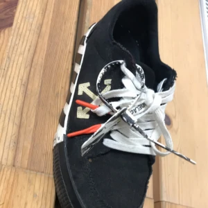 Off-white skor - Off-white skor i storlek 41. Begagnade men är i bra skick. 