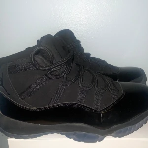 Jordan 11 black - Bilderna tagen av flash men är mörkare storlek 40,5 passar 41-41.5  osäker om den är äkta