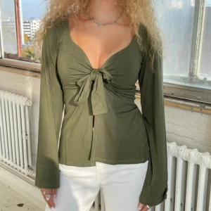 maddy blouse - så fin grön design by si topp💕 skriv för egna bilder