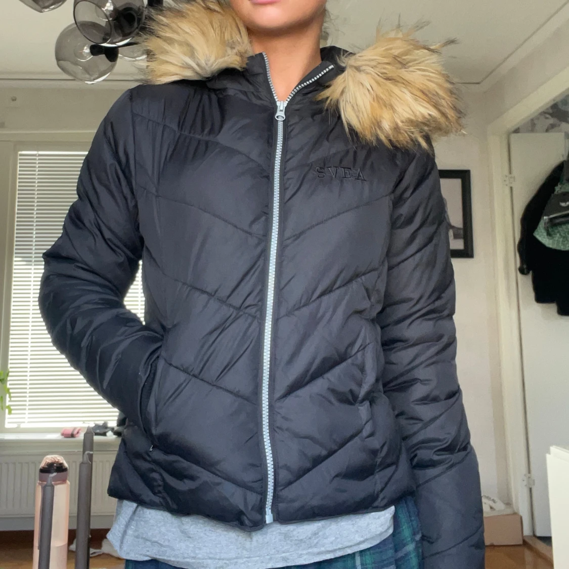 Svart pufferjacka från Svea