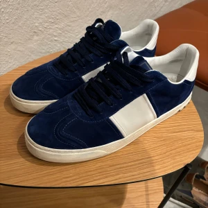 Valentino Flycrews - Intressekoll på mina Valentino Flycrews i nästintill nyskick i färgen Royal Blue. Storlek 43 men skulle passa 44.  Inget og men har Valentino Gift Box. Om nån har blåa flycrews i 44 kan jag lägga till emellan vid byte.