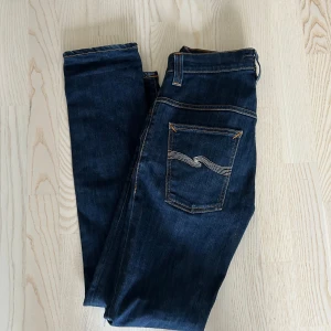 Nudie Jeans Thin Finn - Nudie Jeans av modellen Thin Finn | Storlek: 30/32 - Skicket på jeansen är Mycket bra utan defekter - skulle säga den är nästan Ny utan Prislapp! - Mitt pris: 545 - Nypris: 1599kr