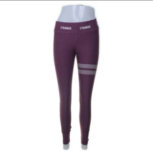 STRONGER lila srl S - Lila STRONGER träningsbyxor i stl S, andvända flertal gånger och därav säljs billigare. Köpta för ca 700-800 och säljs nu för 85. Insidans text har nästan försvunnit pga att dom har tvättats. Priset kan diskuteras vid snabb affär❤️