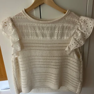 Stickad topp - Säljer nu en jätte söt stickad topp från Zara, jätte fint skick💞