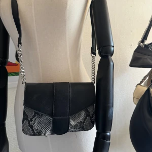 Snygg svart väska med mönster - En snygg svart väska med ett djurmönster✨ Använd några gånger men i bra skick! Skriv till mig om fler bilder önskas🥰 Snabb affär uppskattas!🫶