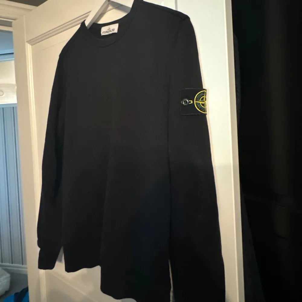 Stone Island Sweatshirt compass patch svart i storlek S. Nypris är 2999kr. Mitt pris 600kr.  Tröjan är i bra skick.. Hoodies.