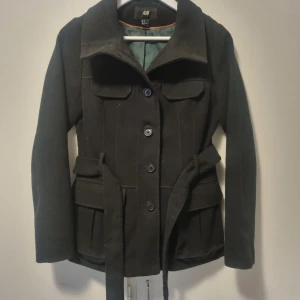 Snygg jacka! - Svart snygg jacka, stl 38 men passar även en 36.a. Fint skick!