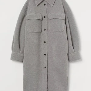 Skjortjacka i PILE - Knappt använda säljer den då den inte kommer till användning