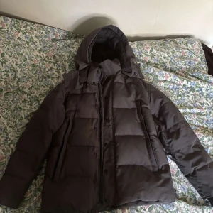 Canada goose  - Skön jacka säljer för att den e för stor har använt den i en månad. ‼️Kommer med päls‼️ Bra för vintern som kommer 