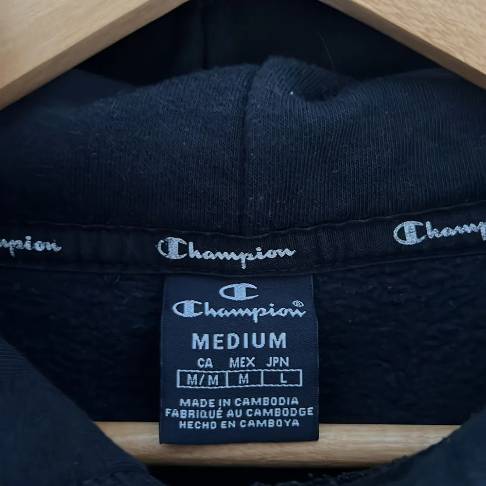 En snygg Champion Hoodie. Ny pris från 500-700kr beroende på butik. Använts fåtal gånger i mycket bra skicka lika gott som ny.. Hoodies.