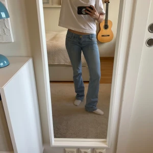 LOWWAIST JEANS - Dom finaste lowwaist jeansen med passformen flare. De är bra längd för mig som är 1.67. Jeansen har fina detaljer på fickorna framtill och har en väldigt fin blå tvätt.⭐️⭐️⭐️
