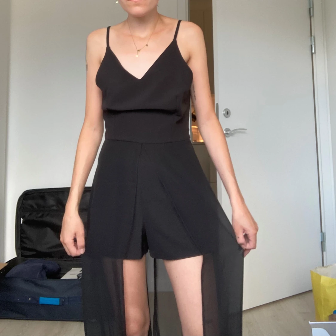 svart klänning med shorts