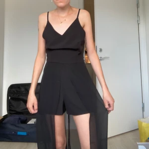 svart klänning med shorts - passar super till finare tillfällen 🥰