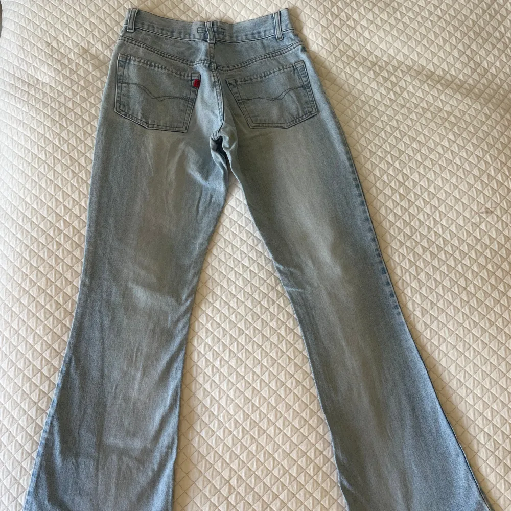 Dom SNYGGASTE jeansen i perfekt tvätt! Säljer på grund av att de inte längre passar mig.💕 De är bra längd på mig som är 1.67 och mid/lowwaist.⭐️. Jeans & Byxor.