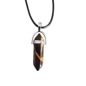 Halsband med tigeröga sten - Säljer ett snyggt halsband med en tigeröga sten. Stenen är slipad i en spetsig form och har vackra bruna och guldiga nyanser. Den hänger i en enkel svart rem med en silverfärgad infattning. 🎈Fri frakt❤️