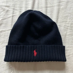 Polo Ralph lauren mössa - Fin polo mössa, lite bättre än den andra på min hemsida. Skick 8/10, inga problem med mössan, tvättad 1 gång. Skriv gärna vid frågor!! 💬 