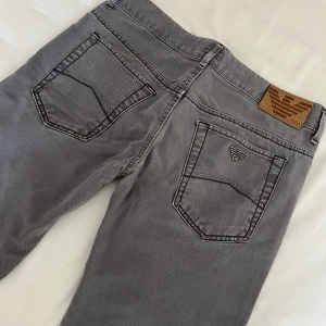Armani grå lågmidjade jeans - Vintage grå lågmidjade jeans från Armani💓 de har straight fit, midjemåttet är 39-40 och innerbenslängden är 79-80 cm. Fint skick!