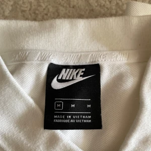 Vit Nike piké. - Säljer en vit Nike piké, storlek M.