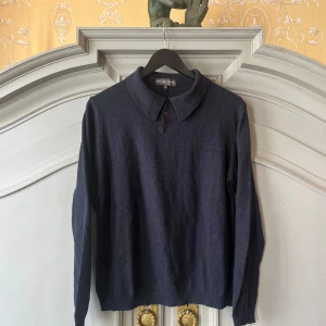 Kashmir Piké S/M - Mycket fin kashmirblend piké från märket Casa Cashmere. Tröjan är marinblå och storlek L (men passar S/M) 65% Kashmir, köp för endast 599kr