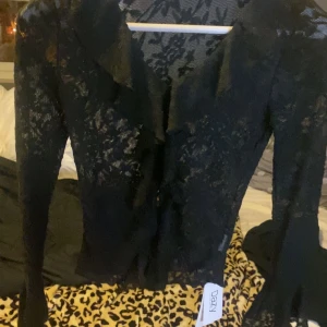 Spetströja - Man knäpper den där framme och armarna är utsvängda 