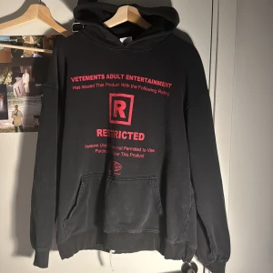 VETEMENTS HOODIE - Min favorit hoodie asfet. Inga skador lite använd. inte äkta