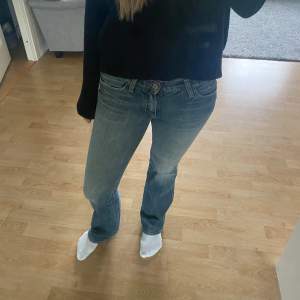 Lågmidjade Bootcut jeans från Gap. Storlek M men känns mer som S.