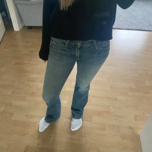 Jeans  - Lågmidjade Bootcut jeans från Gap. Storlek M men känns mer som S.
