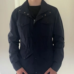 Fieldjacka  - ||Mörkblå Fieldjacka i modellen bondelid/gerard i storlek Small|| ||Den är köpt i april för 1700|| ||Inte använd så mycket och är i ett väldigt bra skick utan några tecken på användning!|| ||Säljer för endast 899:-!|| ||Hör av er vid intresse!😀||