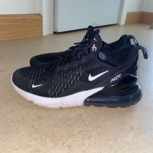 Nike skor  - Storlek 37 . Köpt för 1700 förra året . Pris kan diskuteras 