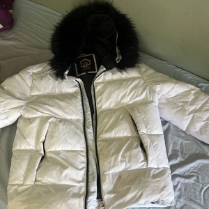 Vinter jacka  - En skön vitt vinter jacka för vinter med päls storleken är L/XL 
