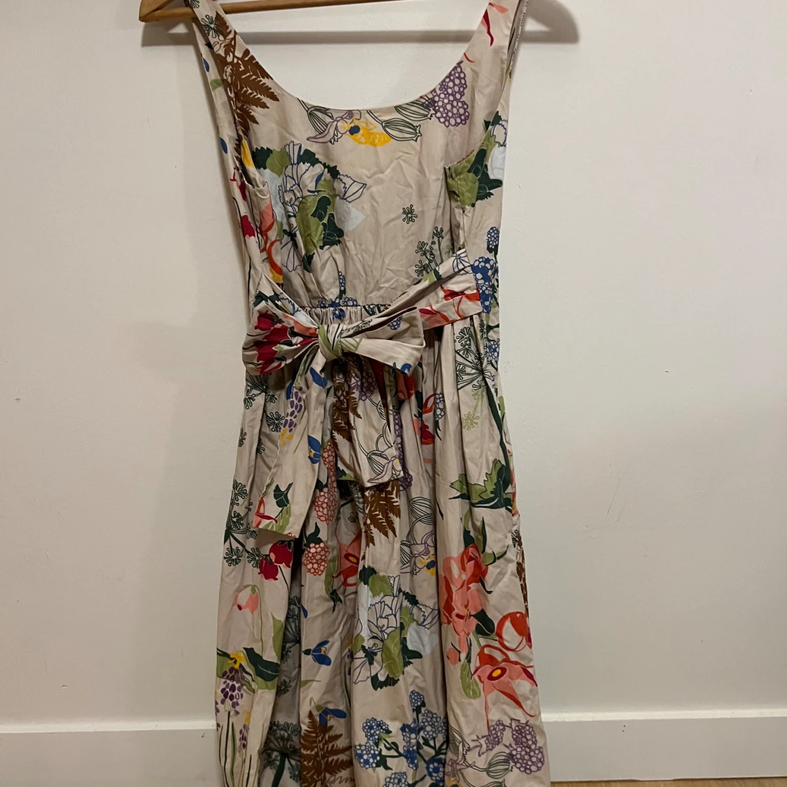 Blommig sommarklänning med knytband - 90