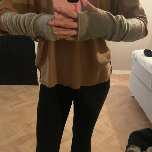 Armvärmare Lisa yang - Armvärmare från Lisa yang. Har ett litet hål men inget som syns