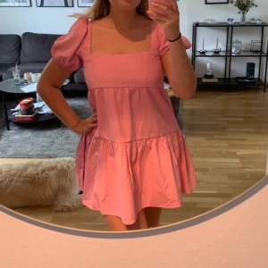 Rosa volangklänning - Säljer denna supersöta klänning med en utsvängd look. Så fin och somrig. 
