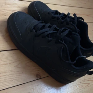 Svarta Nike sneakers - Säljer ett par svarta Nike sneakers i storlek herr 40. Skorna är helt svarta med snörning och har en klassisk stil. Perfekta för vardagsbruk och passar till det mesta. De är helt oanvända eftersom de är försmå för mig.🍾